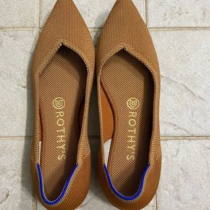 EUC Rothys “fawn” point size 7.5